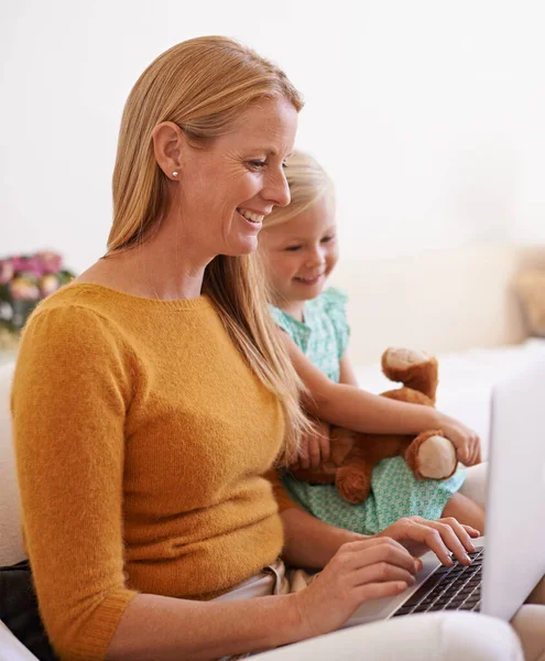 Mamusia Pokaże Kilka Klipów Młoda Kobieta Jej Córka Siedzą Laptopem — Zdjęcie stockowe