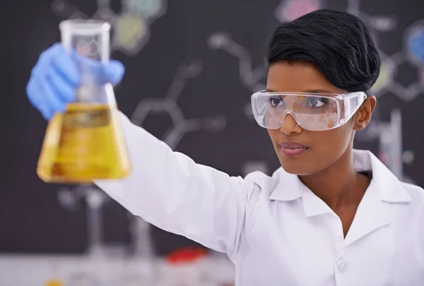 Odhodlaný Mladý Chemik Krásná Mladá Vědkyně Držící Laboratoři Láhev Plnou — Stock fotografie