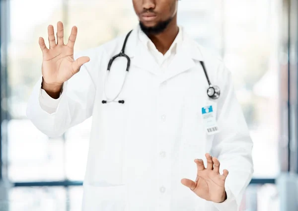 医疗保健和我们与黑人医生使用触摸屏接口在医院诊断 Future Medical Male Medicine Professional Working Clinic Dashboard — 图库照片