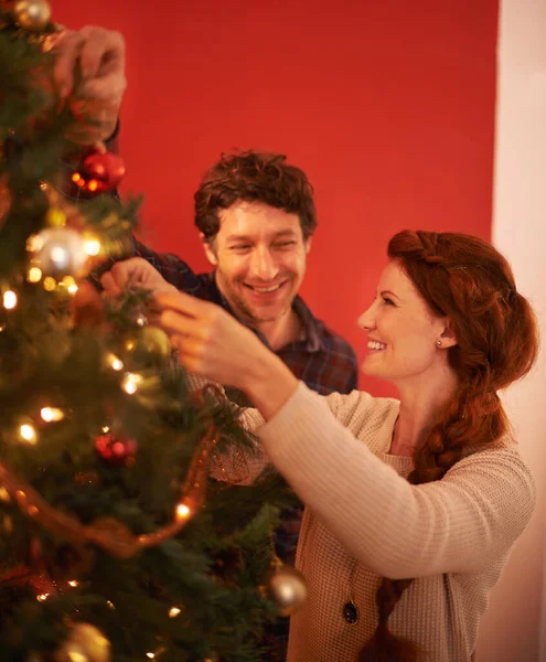 Árvore Está Fantástica Jovem Casal Afetuoso Decorando Árvore Natal — Fotografia de Stock