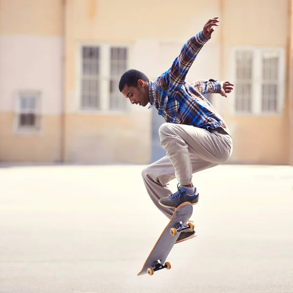 Een Ollie Neerknallen Een Jongeman Skateboarden Een Skatepark — Stockfoto