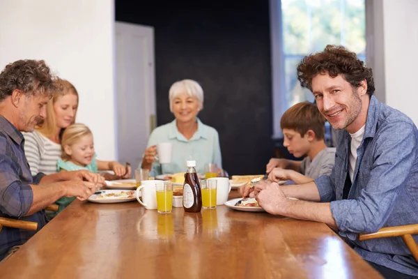 Szczęście Posiadanie Całej Rodziny Razem Przycięty Portret Szczęśliwego Mężczyzny Jedzącego — Zdjęcie stockowe