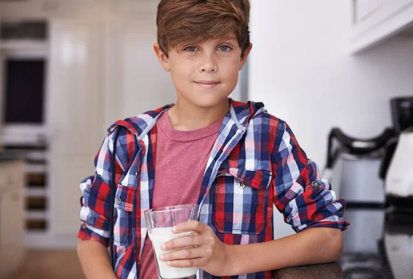 Один Моих Любимых Напитков Портрет Мальчика Держащего Стакан Молока — стоковое фото