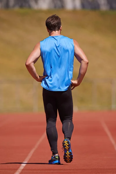 Postawił 110 Ten Wyścig Młody Człowiek Biegający Torze — Zdjęcie stockowe