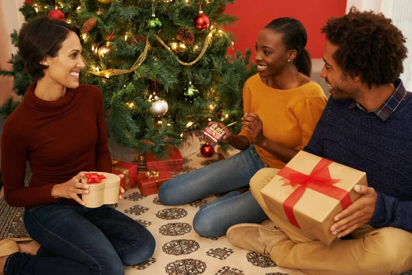 Legjobb Ajándék Barátok Jelenléte Fiatalok Egy Csoportja Együtt Ünnepli Karácsonyt — Stock Fotó