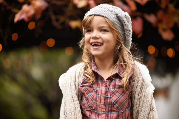 用孩子的眼光看世界 一个可爱的小女孩在花园里享受着秋天的一天 — 图库照片
