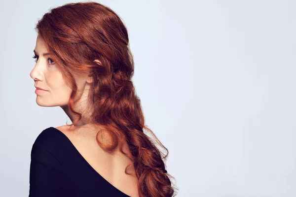 Каскадные Завитки Спине Студийный Снимок Молодой Женщины Красивыми Рыжими Волосами — стоковое фото