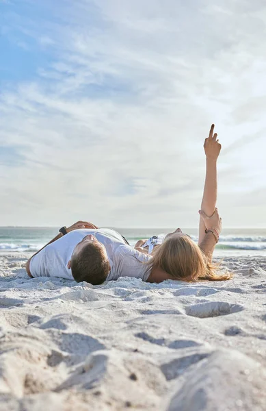 Plaj, rahatla ve deniz kenarında tatil, macera ya da yolculuk yaparken çift gökyüzünü seyredecek. Seyahat, sükunet ve kadın ve erkek Avustralya 'da tatildeyken okyanus kenarında birlikte dinleniyorlar.