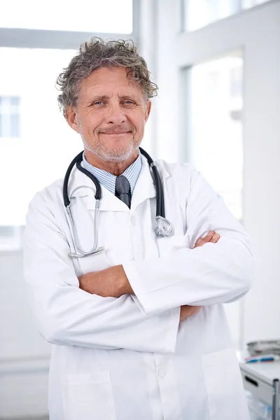 Bir Sağlık Kahramanı Ofisinde Duran Gülümseyen Olgun Bir Doktorun Portresi — Stok fotoğraf
