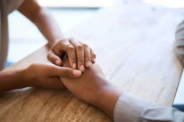Casal Mãos Dadas Apoio Mesa Close Para Ajuda Cuidado Empatia — Fotografia de Stock