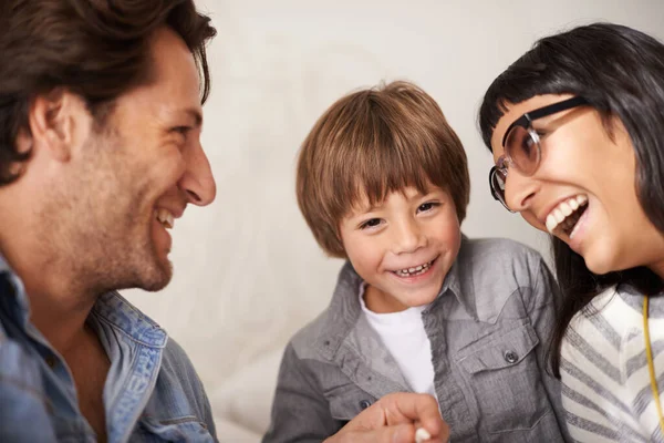 Podría Pedir Mejores Padres Padres Felices Vinculándose Con Hijo Casa — Foto de Stock