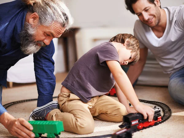 Rapazes Seus Brinquedos Avô Pai Filho Brincando Com Trem Brinquedo — Fotografia de Stock