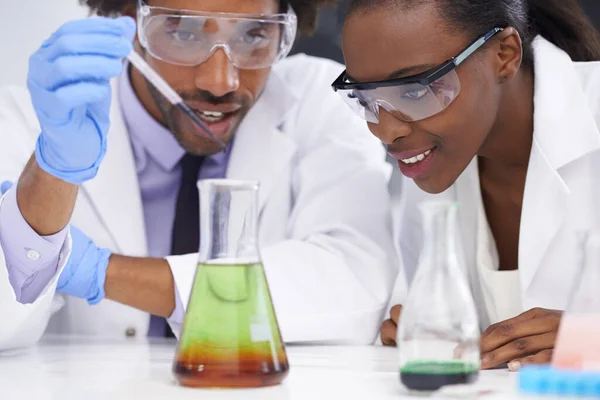 让我们看看如果我们这样做了会发生什么 两位科学家用各种化学品进行了一项实验 — 图库照片