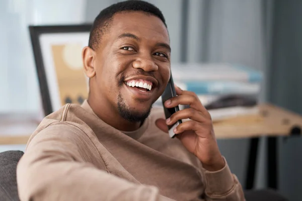 Llamada Telefónica Con Smartphone Sonrisa Hombre Negro Conversación Telefónica Hombre —  Fotos de Stock