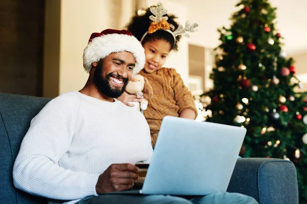 Apa Lány Laptop Karácsonyi Kereskedelem Hitelkártya Vagy Online Vásárlás Mosollyal — Stock Fotó
