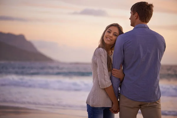我会一辈子爱他的 一对快乐的年轻夫妇在夕阳西下的海滩上享受着浪漫的时光 — 图库照片