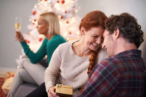 Cadeautjes Openen Het Kerstfeest Een Gelukkig Paar Bonding Terwijl Hun — Stockfoto