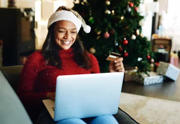 Kredi Kartı Dizüstü Bilgisayar Kadın Noel Günü Oturma Odasında Online — Stok fotoğraf