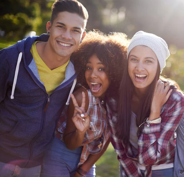 Tres Amigos Disfrutando Día Fuera Retrato Recortado Grupo Jóvenes Amigos —  Fotos de Stock