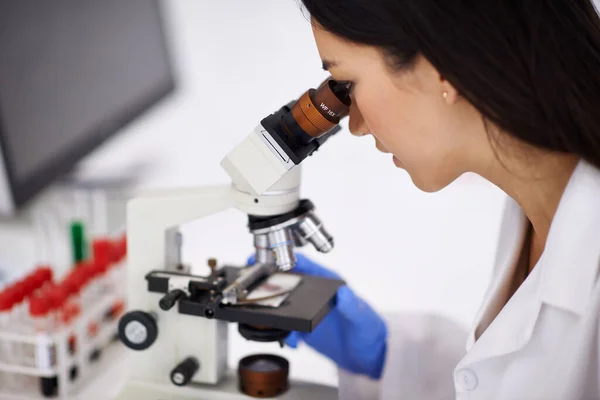 Охранять Работает Кровью Профиль Женщины Ученого Рассматривающей Образец Через Микроскоп — стоковое фото