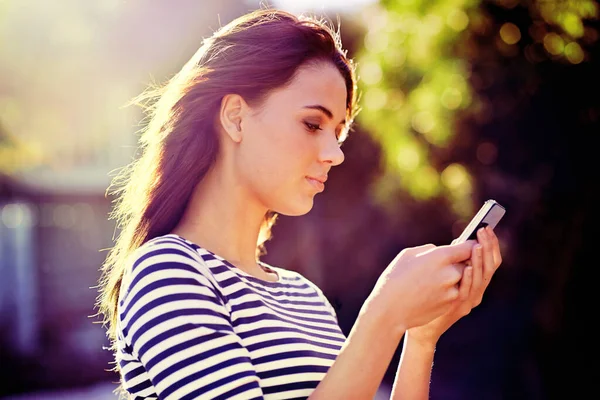 Pratas Vid Snabbt Vacker Ung Kvinna Som Använder Mobiltelefon Utomhus — Stockfoto
