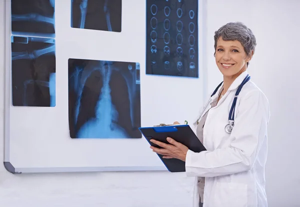 放射科是她的专长 研究X光的女医生 — 图库照片