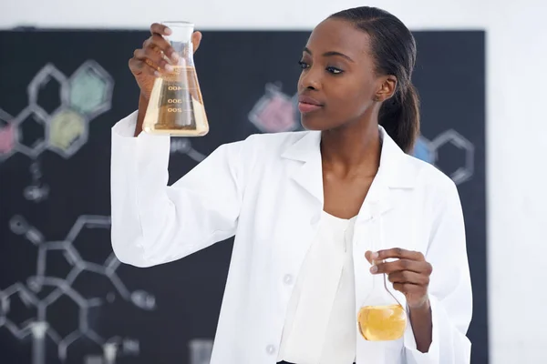 在实验室里玩液体游戏一位有魅力的女科学家在她的实验室里进行实验 — 图库照片