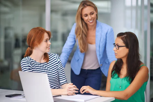 Three Minds Better One Three Confident Businesswomen Brainstorming Together Office — Stock Photo, Image
