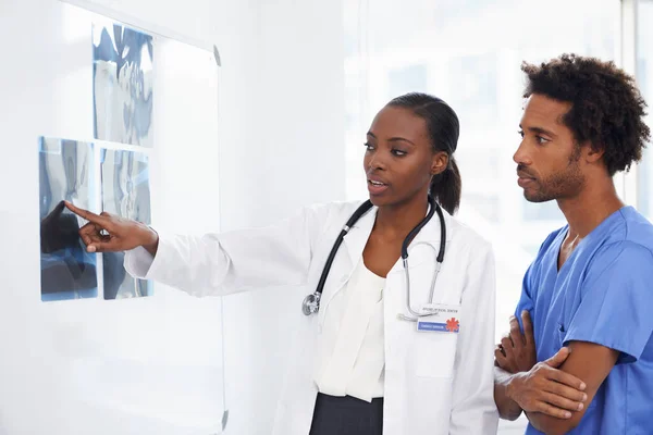 Ela Ótima Explicar Raios Uma Médica Afro Americana Uma Enfermeira — Fotografia de Stock