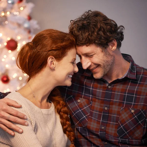 Presente Amor Neste Natal Casal Afetuoso Junto Sua Árvore Natal — Fotografia de Stock