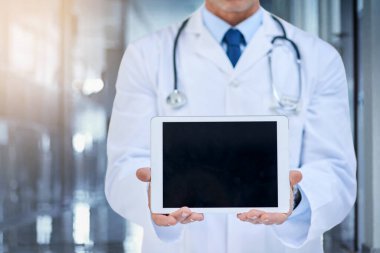Reklam, pazarlama ya da ürün yerleştirme için hastanedeki doktorla tablet, ekran ve maket. Telehealth, online danışmanlık veya araştırma için tıbbi, teknolojik ve dijital dokunmatik ekran