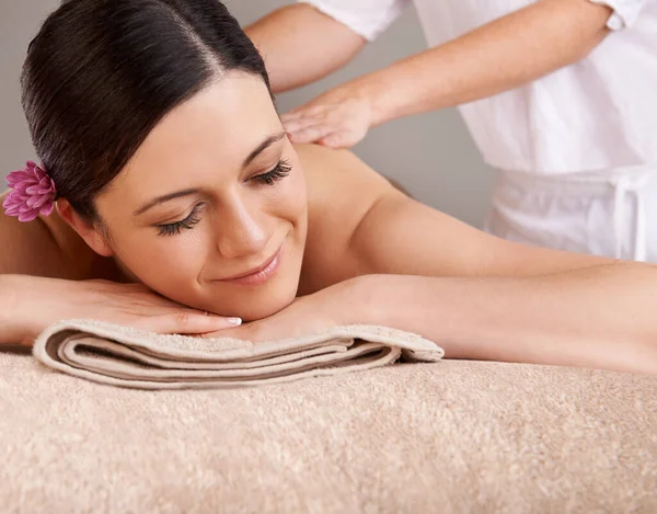 Spa Luxo Mulher Relaxar Feliz Desfrutar Massagem Para Férias Tranquilidade — Fotografia de Stock