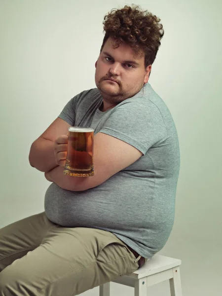 Bere Solo Non Divertente Uomo Triste Sovrappeso Con Una Birra — Foto Stock