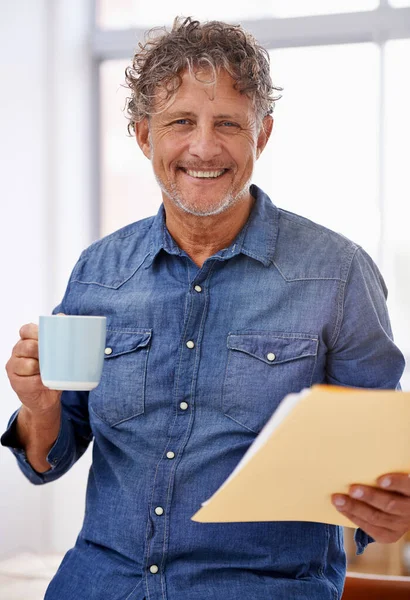 Улыбаются После Прочтения Годового Отчета Портрет Взрослого Бизнесмена Пьющего Кофе — стоковое фото