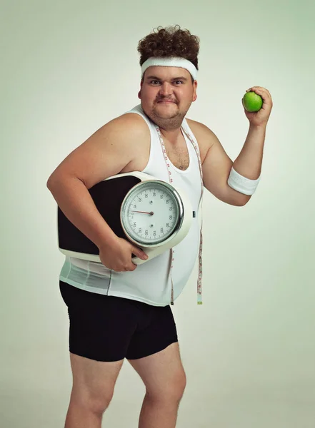 Сделаем Человек Избыточным Весом Держит Яблоко Весы Измерительную Ленту — стоковое фото