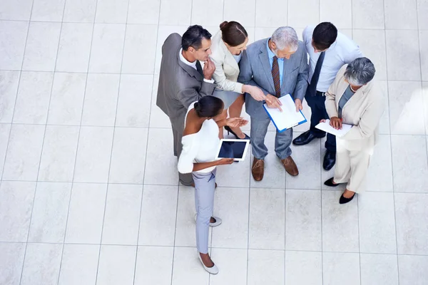 Equipa Está Trabalhar Muito Grupo Empresários Discutindo Papelada Uma Reunião — Fotografia de Stock