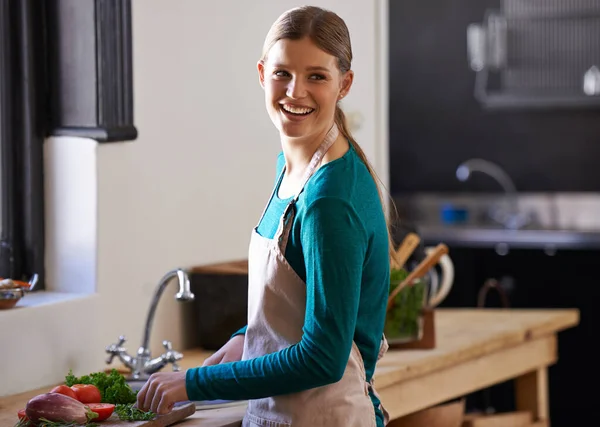 Veggies Full Flavor Portrait Attractive Young Woman Chopping Vegetables Kitchen — Stock Photo, Image