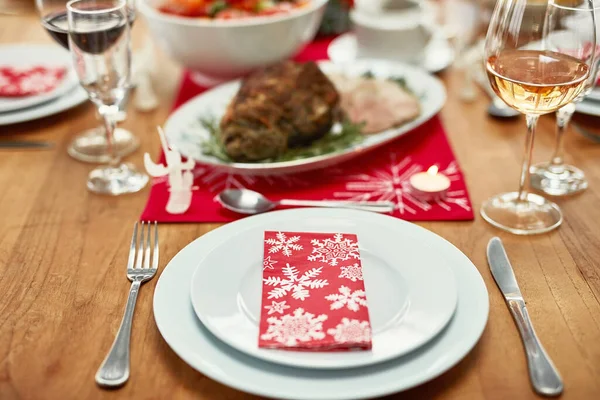 Borospohár Tányér Evőeszközök Asztalon Egy Karácsonyi Partin Vagy Rendezvényen Egy — Stock Fotó