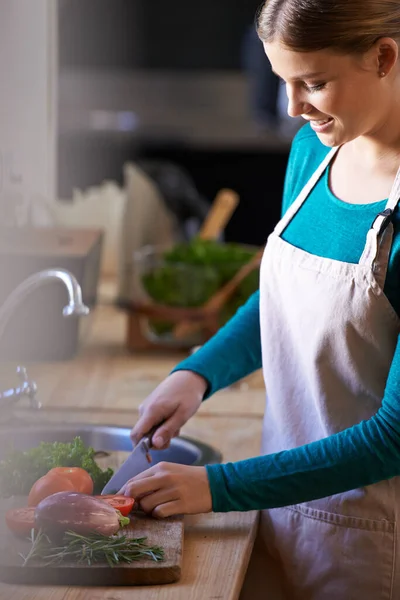 Going Healthy Meal Attractive Young Woman Chopping Vegetables Kitchen Counter — Stock Photo, Image