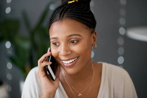 Schwarze Frau Anruf Und Gespräch Mit Lächeln Kommunikation Und Glücklich — Stockfoto