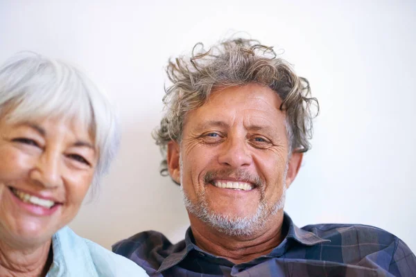 Potraficie Się Rozśmieszyć Portret Szczęśliwej Pary Seniorów Siedzącej Razem — Zdjęcie stockowe