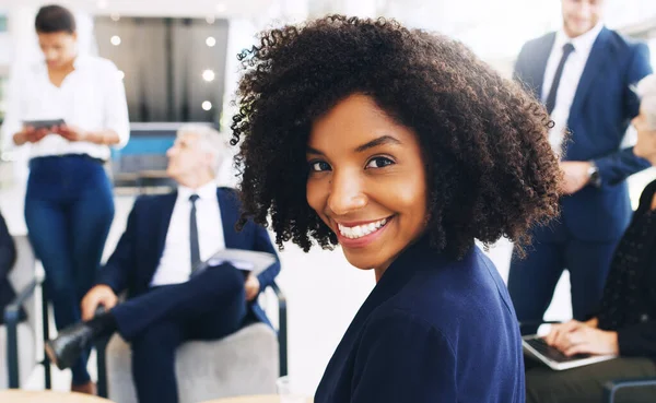 Portret Zakenvrouw Vrolijke Zwarte Vrouw Druk Kantoor Advocatenkantoor Uitvoerend Agentschap — Stockfoto