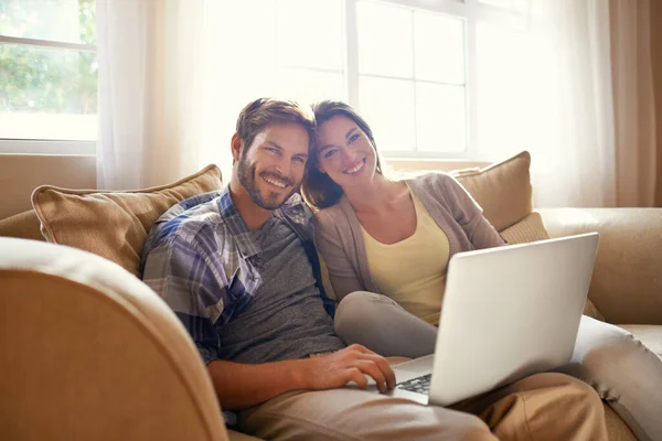 Keeping Connected Couple Cropped Portrait Happy Young Couple Using Laptop — Stock Photo, Image