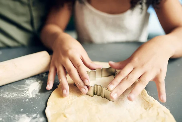 Rodzina Ręce Pieczenia Ciasteczka Choinkowe Robione Frezem Podczas Łączenia Uczenia — Zdjęcie stockowe