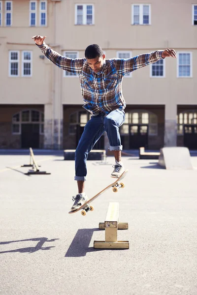 Стиль Жизни Скейтбордиста Молодой Человек Катается Скейте Скейт Парке — стоковое фото