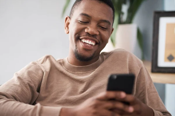 Hombre Negro Teléfono Sonrisa Para Las Redes Sociales Comunicación Mensajes —  Fotos de Stock
