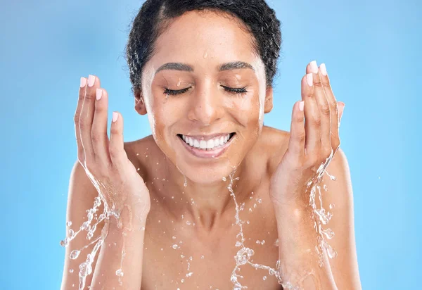 Woda Splash Czarna Kobieta Czyszczenia Twarzy Niebieskim Tle Dla Zdrowia — Zdjęcie stockowe
