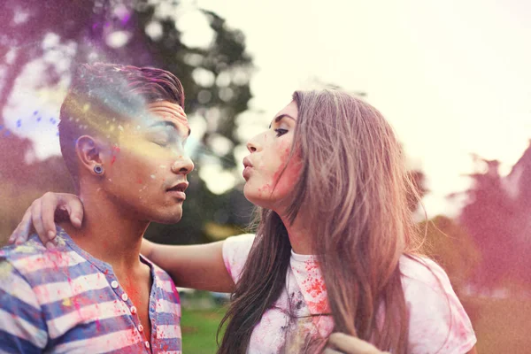 Sopro Beijos Coloridos Uma Jovem Mulher Soprando Tinta Poder Fora — Fotografia de Stock