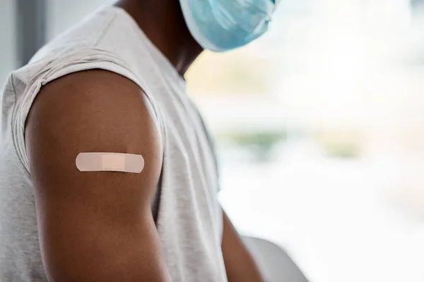 Closeup Bandagem Vacina Covid Para Homem Negro Com Máscara Para — Fotografia de Stock