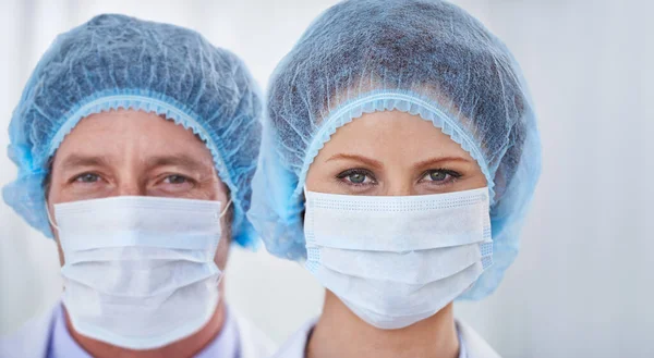 Today Complete Waste Make Her Head Shot Two Doctors Wearing — Stock Photo, Image